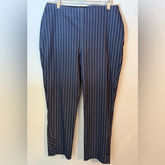Chico's Navy So Slimming Brigitte Pinstriped Button Hem Crop Pants Size 6 - Picture 2 of 12